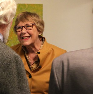 Litten Hjorth i samtale med Klaus Frisman, provst i Randers Nordre Provsti.