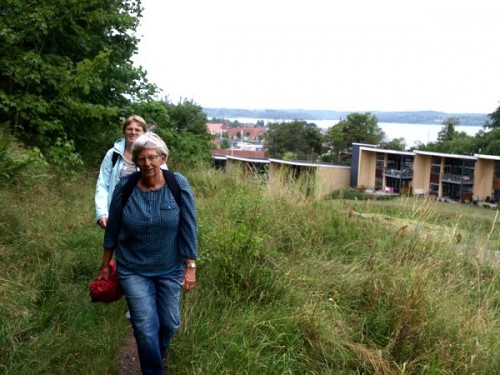 Vi var hurtigt ude af Mariager. Forrest ses Hanne Johannsen, der havde planlagt dagens vandring