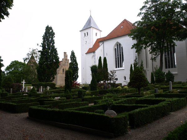 Det ser står tilbage som Mariager kirke er kun omkring en fjerdel af kirkens oprindelige størrelse. I baggrunden anes den eneste tilbageværende klosterbygning, hvor munkene engang havde deres gang.